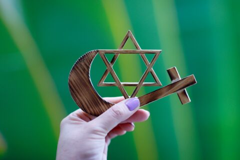 Symbole der 3 großen monotheistischen Religionen Judentum, Chritentum und Islam,