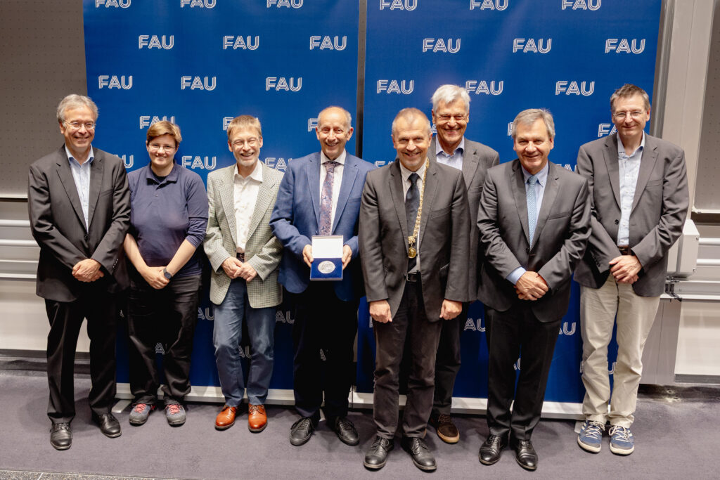 v.l.: Prof. Dr. Karl-Hermann Neeb (Sprecher des Departments Mathematik der Friedrich-Alexander-Universität Erlangen-Nürnberg), Prof. Dr. Clara Löh (Universität Regensburg), Prof. Dr. Thomas Schick (Universität Göttingen), Prof. Dr. Wolfgang Lück (Universität Bonn), Prof. Dr. Andreas Hirsch (Vizepräsident People der FAU) - Dr. Rolf Stölting (Kollegium der Otto und Edith Haupt-Stiftung), Prof. Dr. Jürg Kramer (Präsident der Deutschen Mathematiker-Vereinigung, Humboldt-Universität zu Berlin), Prof. Dr. Arthur Bartels (Universität Münster) (Bild: FAU/Kurt Fuchs)