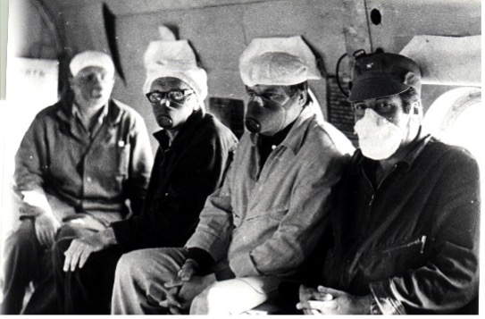 Schwarz-weiß Foto von Menschen mit Schutzmasken.