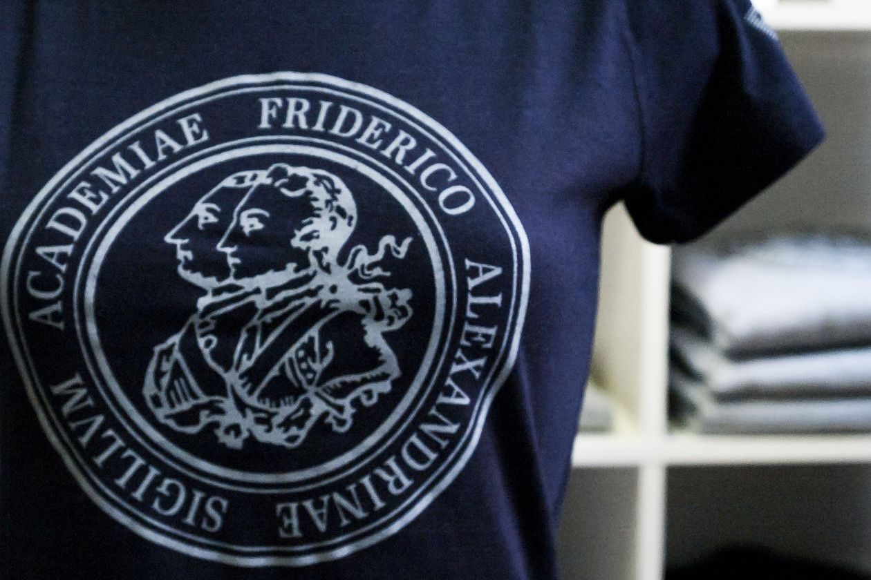 So ein FAU-Shirt gab es für alle Teilnehmer des Firmenlaufs. Wer auch eins haben möchte, es gibt sie im FAU-Shop unter www.fau-shop.de. (Bild: FAU)