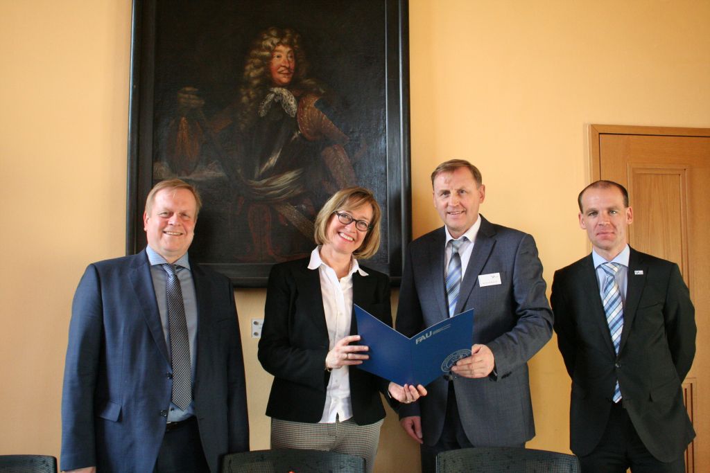 Bei der Spendenübergabe: FAU-Kanzlerin Dr. Sybille Reichert und (v.l.) Gerhard Scherger, FAU, sowie Reinhard Basener und Stefan Schuhmann von der BBBank. (Bild: FAU/Katrin Piecha)