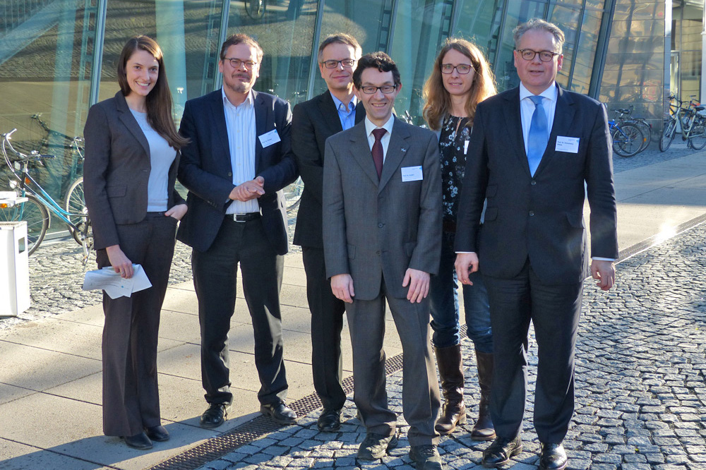 Das Experten-Kernteam von OptiDem, v.l.n.r.: Anna Pendergrass (Uni-Klinikum Erlangen), Prof. Andreas Frewer (Institut für Geschichte und Ethik der Medizin der FAU), Prof. Michael Rapp (Universität Potsdam), Prof. Elmar Gräßel (Uni-Klinikum Erlangen), Prof. Stefanie Joos (Universitätsklinikum Tübingen), Dr. Peter Kolominsky-Rabas (Interdisziplinäres Zentrum für Public Health der Universität Erlangen-Nürnberg). Bild: Carstens-Stiftung/Dr. Maria Frühwald