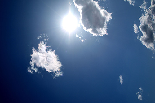 Warum sind manche Wolken grau und manche weiß?