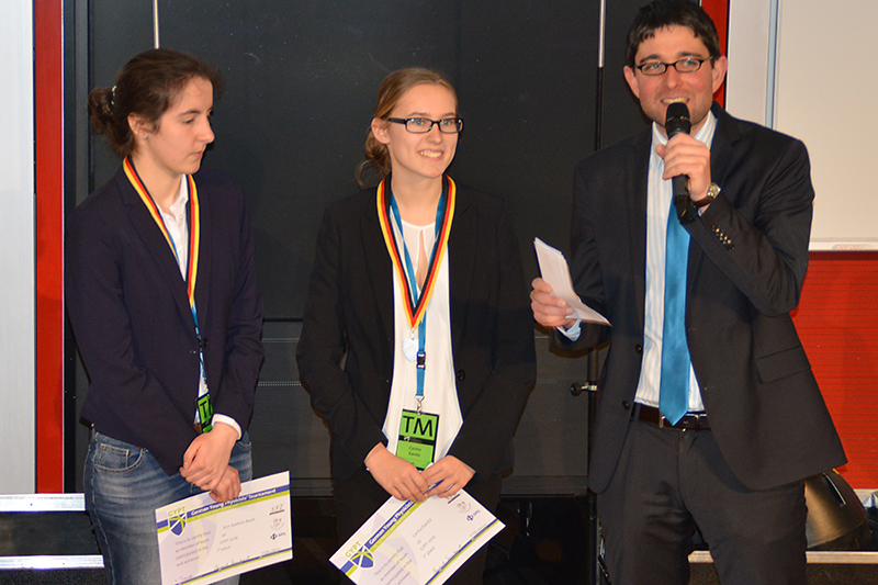 Carina Kanitz (Mitte) und Teamkollegin Ann-Kathrin Raab (Bild: Konstanze Nickolaus)