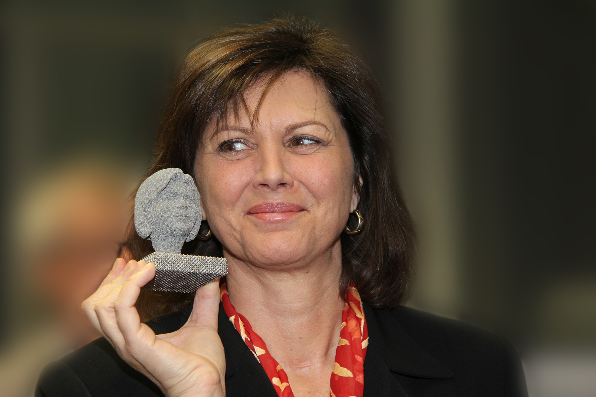 Bei ihrem Besuch im Anwenderzentrum VerTec erhielt die Ministerin eine kleine Aigner-Büste aus Titan, hergestellt im sogenannten selektiven Strahlschmelzverfahren. (Bild: Norbert Mittelsdorf, Stadt Fürth)