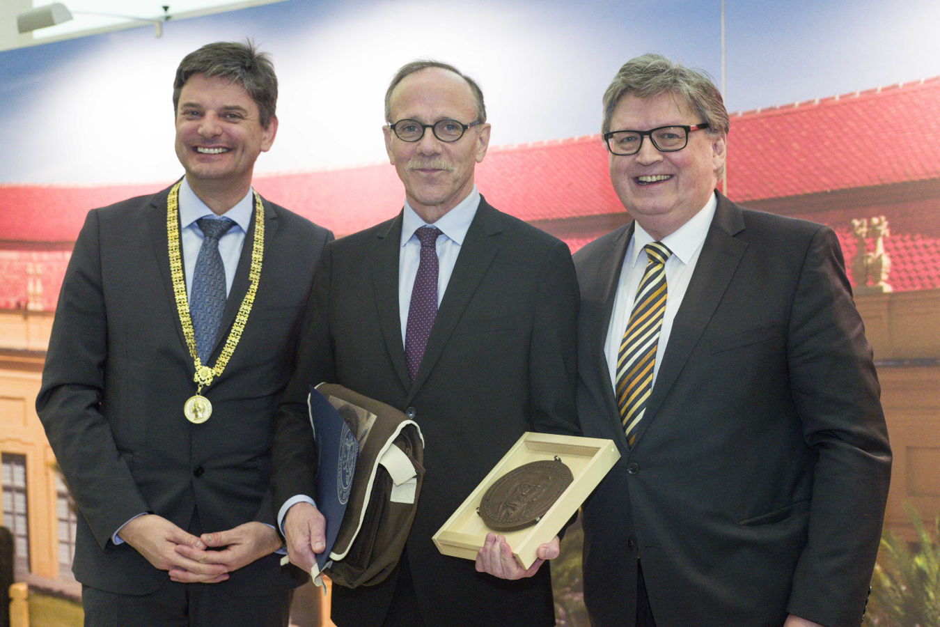 Preisträger Prof. Dr. Fred Harrison Gage (mitte) mit FAU-Präsident Prof. Dr. Joachim Hornegger (links) und Dekan Prof. Dr. Jürgen Schüttler. (Bild: R. Windhorst)