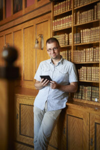 Sie bedeuten nicht das Ende für das gedruckte Buch, sondern etablieren eine weitere Form des Lesens: Dr. Axel Kuhn steht elektronischen Lesegeräten gelassen gegenüber. (Bild: FAU/David Hartfiel)