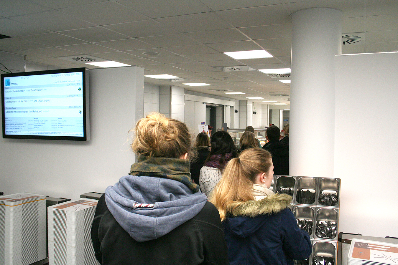 Erste Essensausgabe in der neueröffneten ‪‎Mensa‬ am Erlanger Langemarkplatz. (Bild: FAU/Boris Mijat)