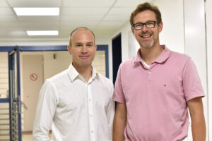 PD Dr. Dr. Florian Stelzle (l.) und PD Dr. Georg Breuer haben den Kurs entwickelt. (Bild: Universitätsklinikum Erlangen)
