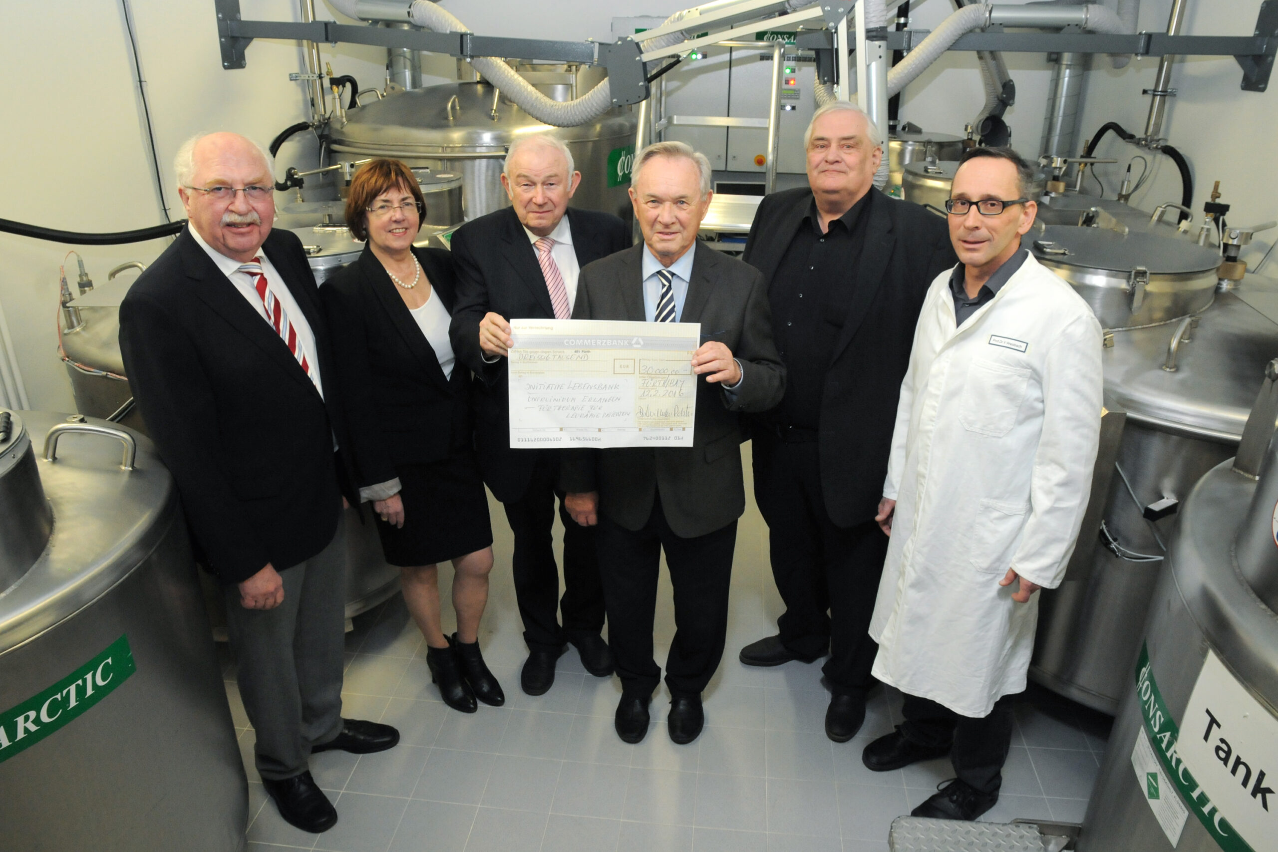 Von links: Prof. Dr. Werner Daniel (Vorsitzender/Forschungsstiftung Medizin), Christa Matschl (MdL a. D.), Dr. Günther Beckstein (Stiftungsrat/Manfred-Roth-Stiftung), Dr. Wilhelm Polster (Vorstand/Manfred-Roth-Stiftung), Prof. Dr. Reinhold Eckstein (Leiter/Transfusionsmedizin) und Prof. Dr. Volker Weisbach (Oberarzt/Transfusionsmedizin). (Bild: Uni-Klinikum Erlangen)