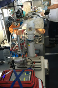 Das Kurzstrecken-Flugzeug ist medizinisch auf höchstem Niveau ausgestattet: So konnte Andreas M. mit dem implantierten ECMO-System sicher zurück nach Deutschland gebracht werden. (Bild: Uni-Klinikum Erlangen)