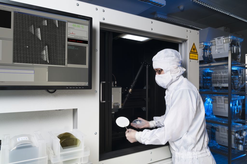 Mit dem neu entwickelten Photolumineszenz-Messsystem lassen sich bereits während der Produktion kleinste Materialfehler in Siliziumkarbid-Wafern nachweisen. (Bild: Fraunhofer IISB / Kurt Fuchs)