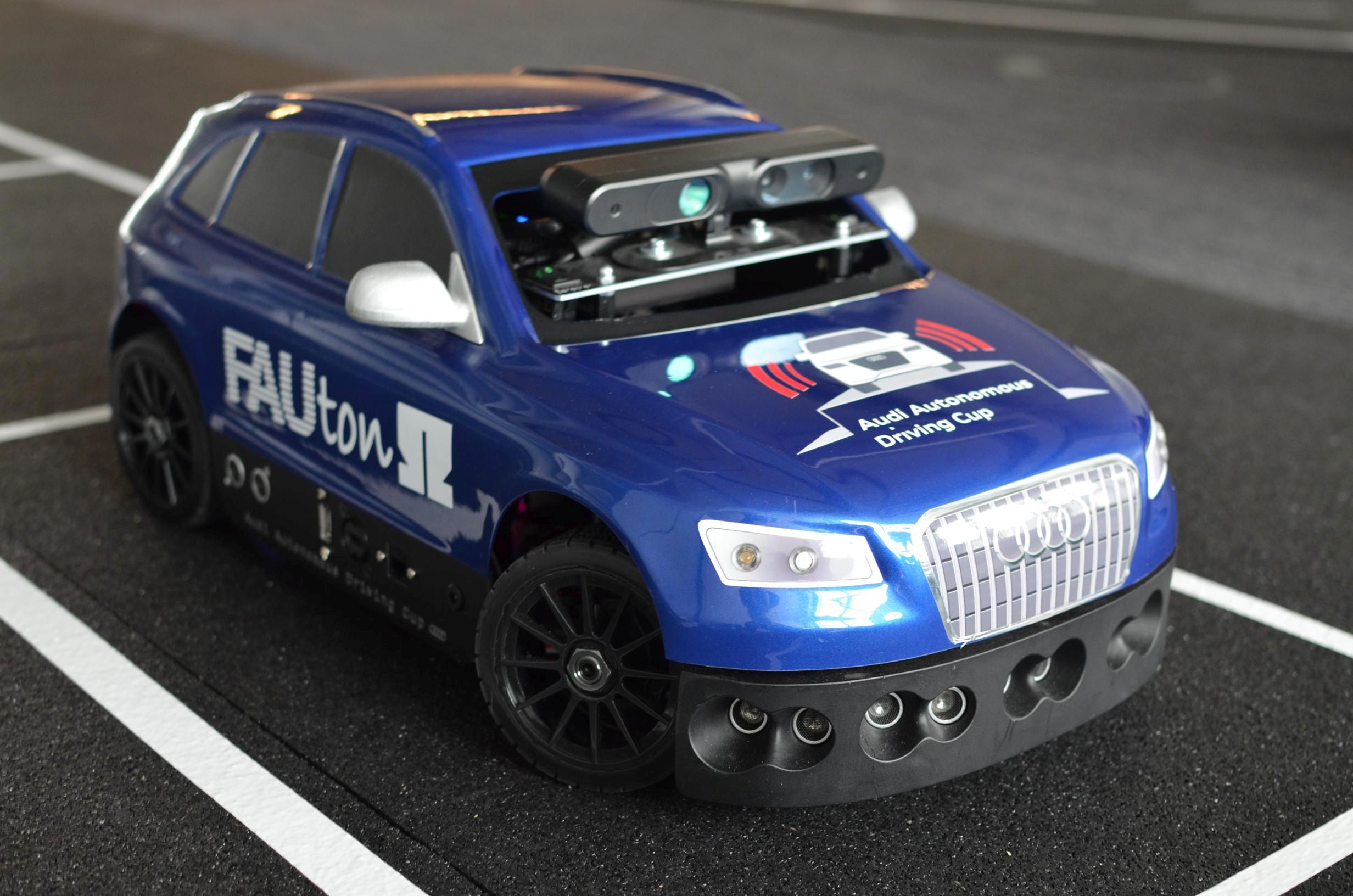 Das Modellauto des Teams FAUtonOHM bewegt sich autonom im Straßenverkehr (Bild: AUDI AG)