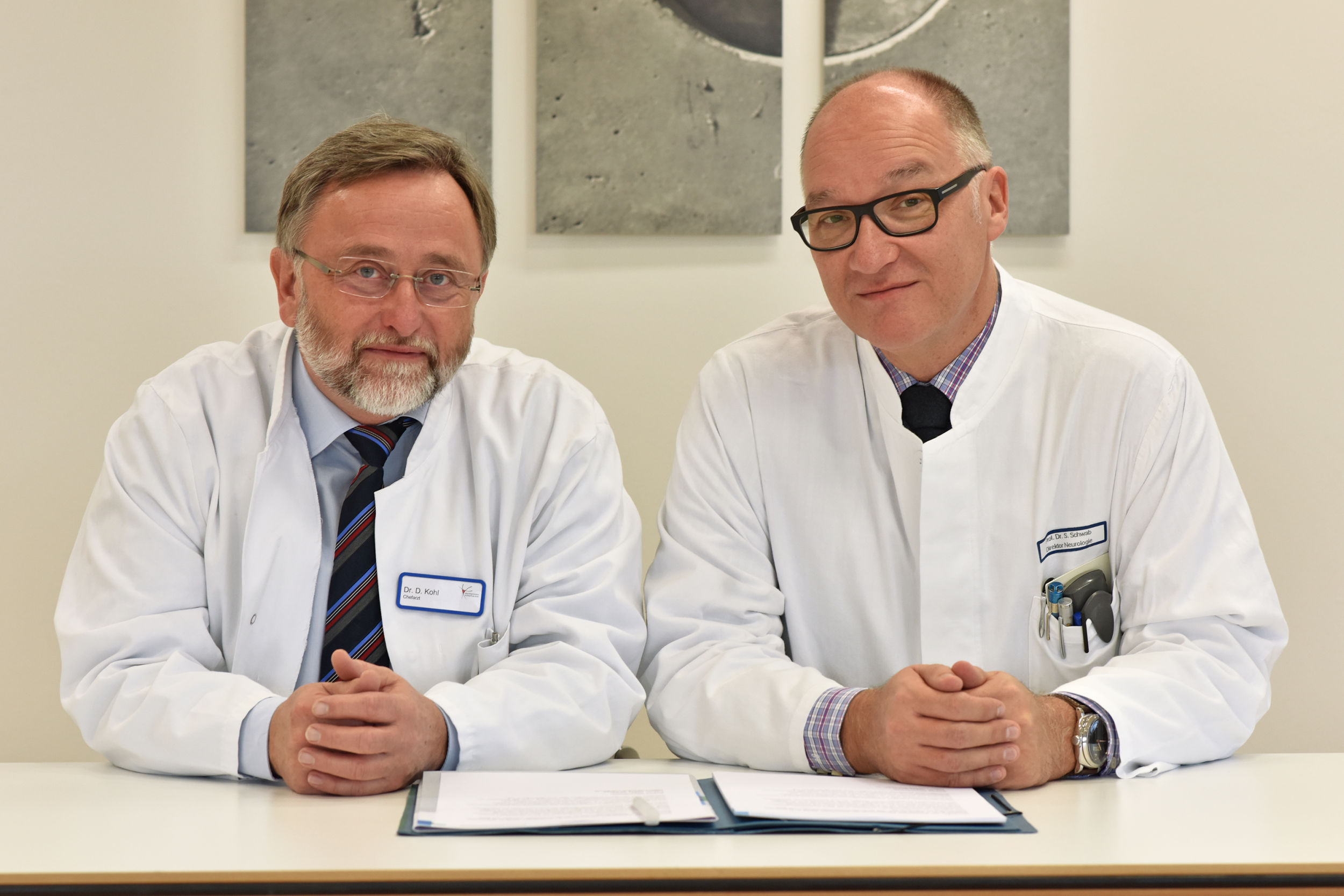 Dr. Detlef Kohl, Chefarzt des Zentrums für Neurologie und Neurologische Rehabilitation im Klinikum am Europakanal Erlangen, und Prof. Dr. Stefan Schwab, Direktor der Neurologischen Klinik des Universitätsklinikums Erlangen (v. l.). (Bild: Uni-Klinikum Erlangen)