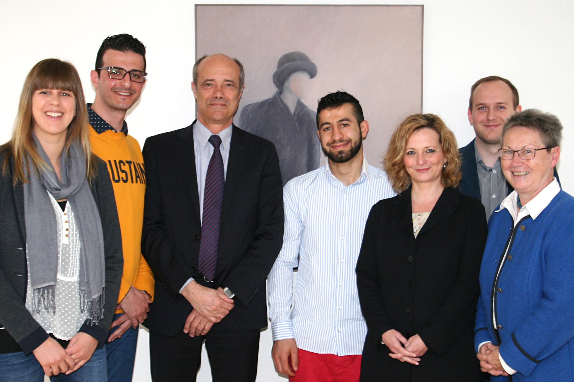 Pressekonferenz zur Vorstellung von FAU INTEGRA: Eva Knöferl, Sprecherin von FAU INTEGRA, Aatef Abooun, Programmteilnehmer aus Syrien, Prof. Dr. Günter Leugering, Vizepräsident für Internationale Angelegenheiten, Anas Salameh, Programmteilnehmer aus Syrien, Prof. Dr. Petra Bendel, Geschäftsführerin des Zentralinstituts für Regionenforschung und Mitglied des Centre for Human Rights Erlangen-Nürnberg (CHREN), Timo Sesto, Mitarbeiter bei FAU INTEGRA, Dr. Brigitte Perlick, Leiterin des Referats für Internationale Angelegenheiten (v.l.n.r., Bild: FAU/Susanne Langer)
