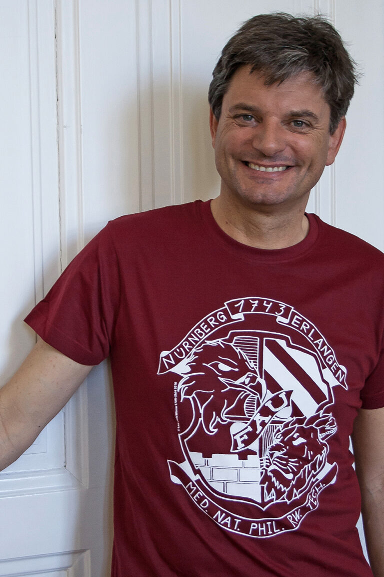 Das FAU-Shirt 2016 gibt es jetzt im Onlineshop