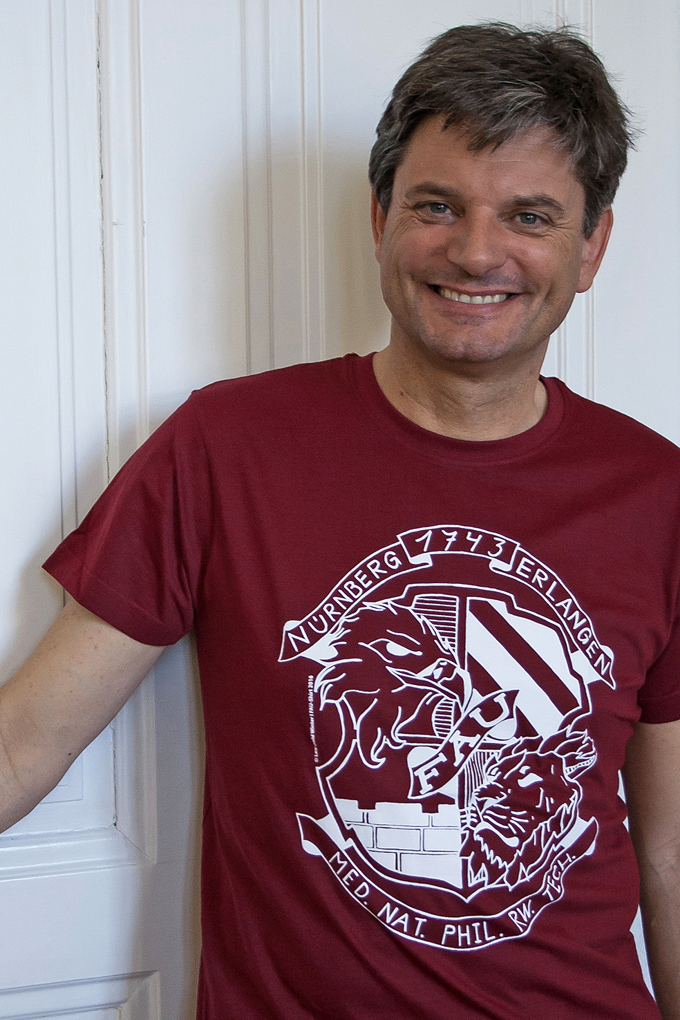 FAU-Präsident Prof. Dr. Joachim Hornegger trägt das Gewinner-Shirt des diesjährigen T-Shirt-Designwettbewerbs