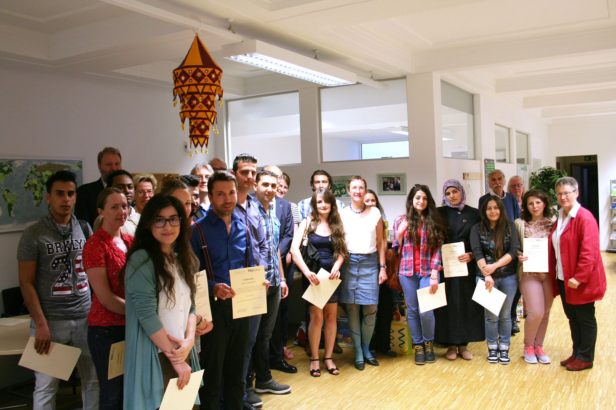 Flüchtlingsgruppe mit Stipendienurkunden
