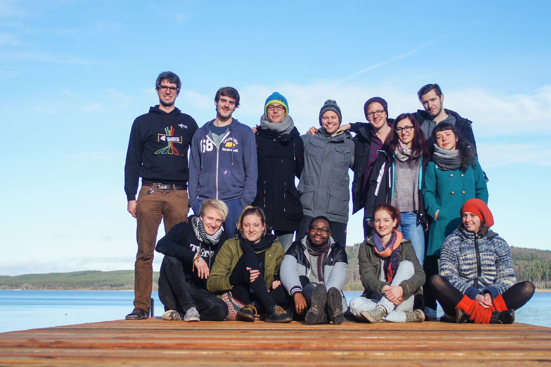 Das Team von RecycleUp! Ghana auf einem Steg, im Hintergrund ist Wasser.