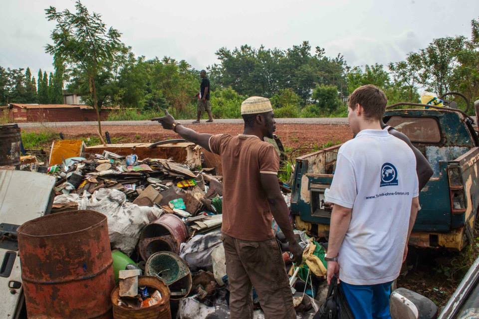 Ein Ghanaer zeigt Florian, wo ein befreundeter Altplastikhändler sein Unternehmen hat.