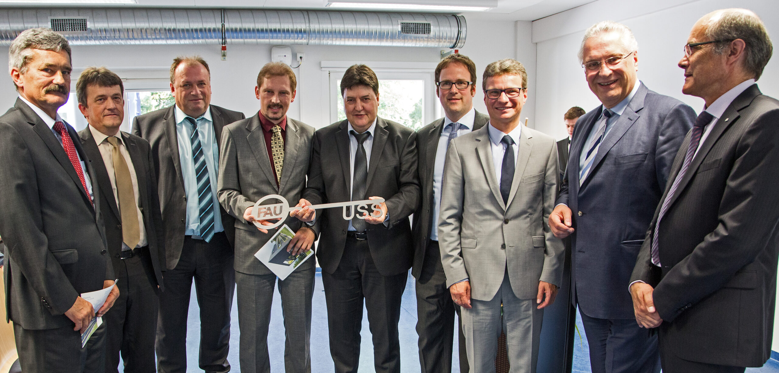 Gruppenbild mit den Beteiligten der Einweihung