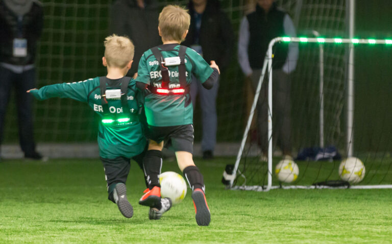 Mit App und LED-Leibchen den Fußballernachwuchs trainieren
