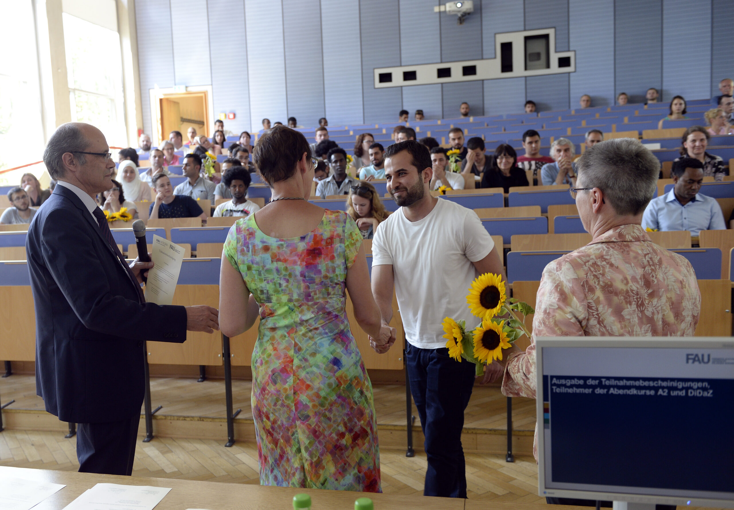 Flüchtlinge bei der Zertifikatsübergabe