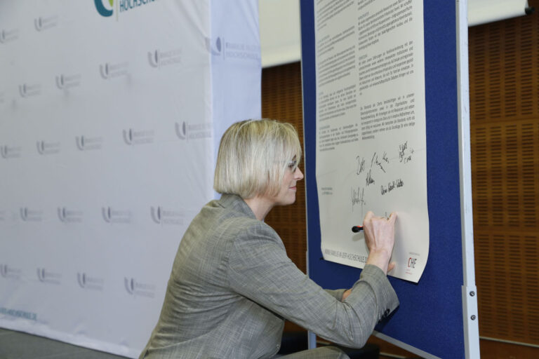 FAU tritt dem Best-Practice-Club „Familie in der Hochschule“ bei