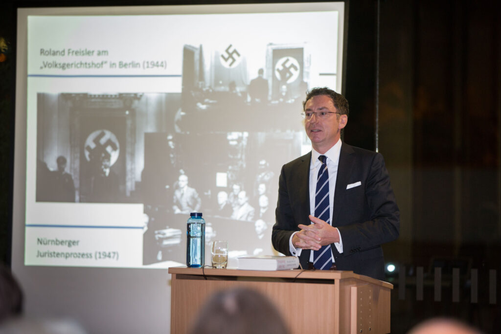Prof. Dr. Safferling über „Die Akte Rosenburg". Der FAU-Jurist hat gemeinsam mit dem Historiker Prof. Dr. Manfred Görtemaker die Untersuchungen der Unabhängigen Wissenschaftlichen Kommission beim Bundesministerium der Justiz geleitet. (Bild: FAU/Erich Malter)