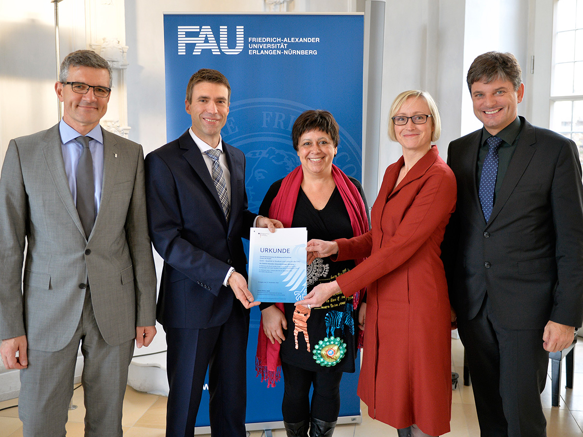 Übergabe der Förderurkunde in der Orangerie in Erlangen: Prof. Dr. Friedrich Paulsen, Vizepräsident für Lehre; Stefan Müller MdB, Parlamentarischer Staatssekretär im Bundesministerium für Bildung und Forschung (BMBF); Sónia Hetzner, Institut für Lern-Innovation, als Vertreterin des gesamten Quis-Teams; Prof. Dr. Antje Kley, Vizepräsidentin für Lehrerinnen- und Lehrerbildung und Chancengleichheit; FAU-Präsident Prof. Dr. Joachim Hornegger (von links). (Bild: FAU/Harald Sippel)