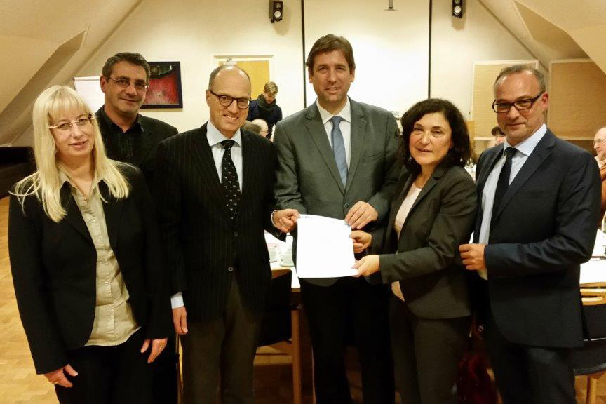 Gruppenfoto mit Kooperationsvertrag