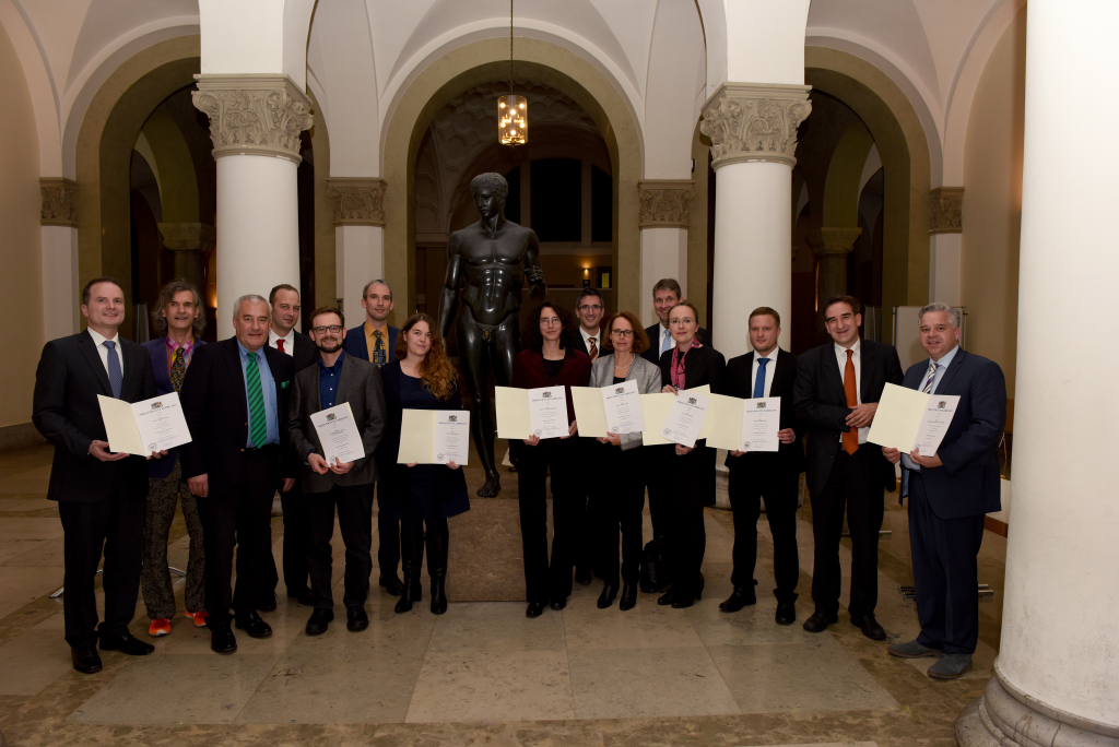 Alle Wissenschaftlerinnen und Wissenschaftler, die mit dem „Preis für gute Lehre an den staatlichen Universitäten in Bayern“ des Bayerische Staatsministerium für Bildung und Kultus, Wissenschaft und Kunst ausgezeichnet wurden.