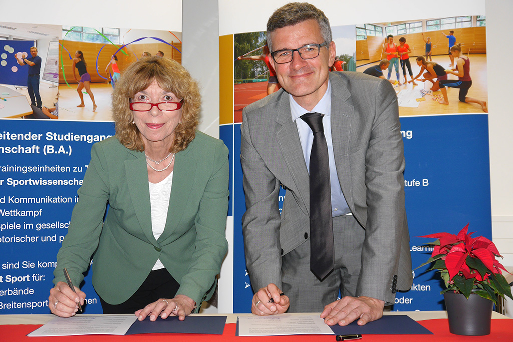 Vizepräsident Paulsen und Gudrun Doll-Tepper unterzeichnen Kooperationsvertrag