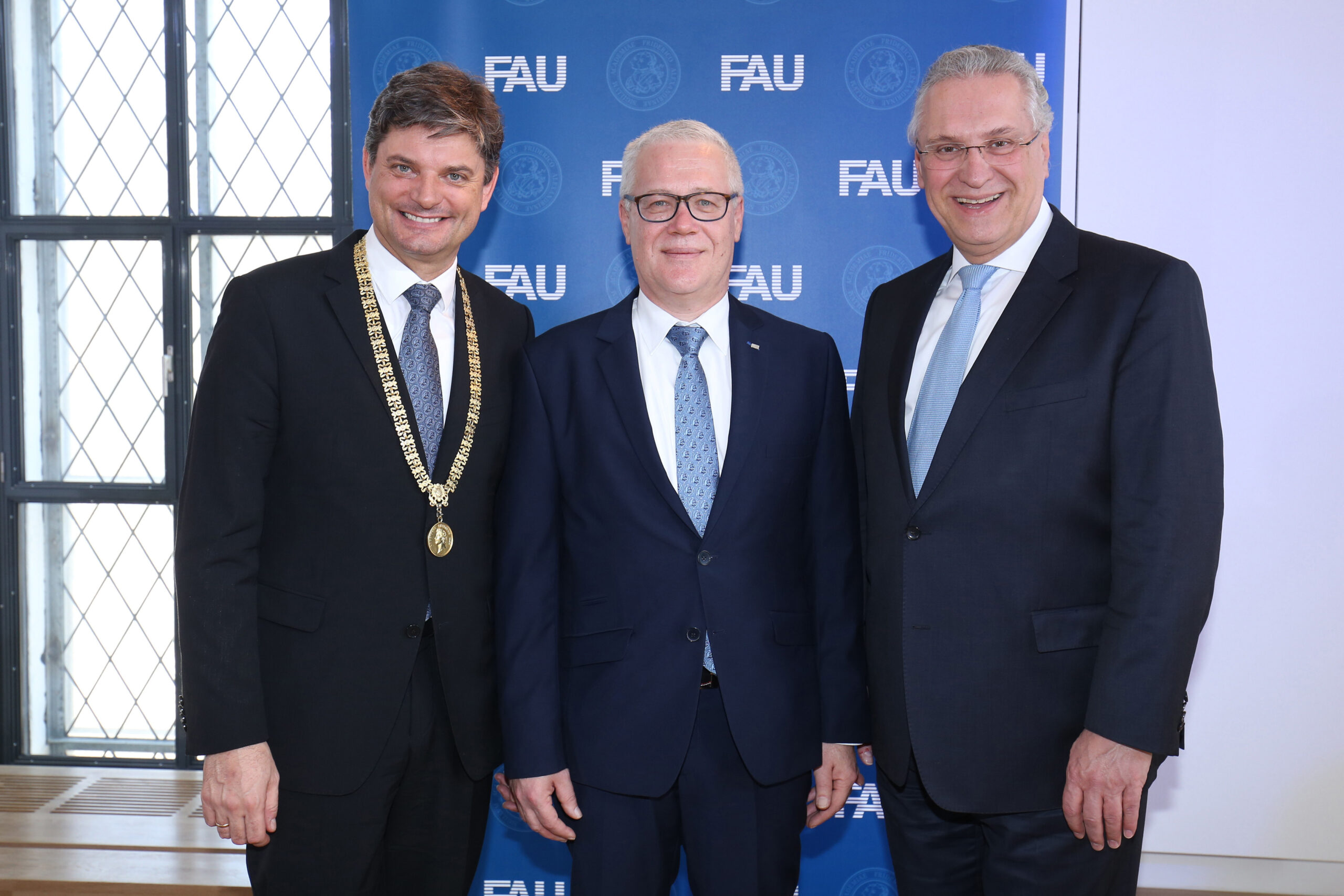 FAU-Präsident Prof. Dr. Joachim Hornegger, FAU-Kanzler Christian Zens und der Der Bayerische Staatsminister des Inneren, für Bau und Verkehr, Joachim Herrmann (Foto: FAU/Kurt Fuchs).