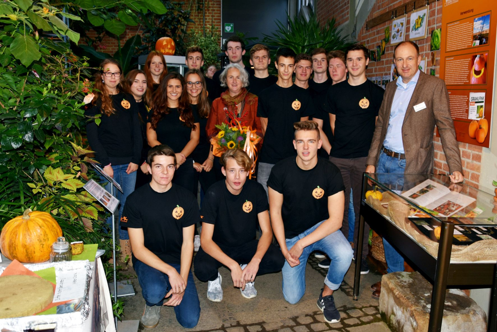 Die Teilnehmer des P-Seminars des Albert-Schweitzer-Gymnasiums und ihre Ausstellung zu Kürbissen