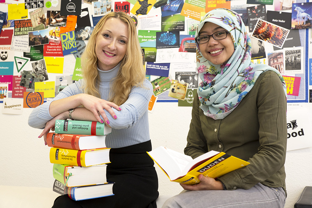 Žanete Hegmane und Hanisa Mansor mit Lexika