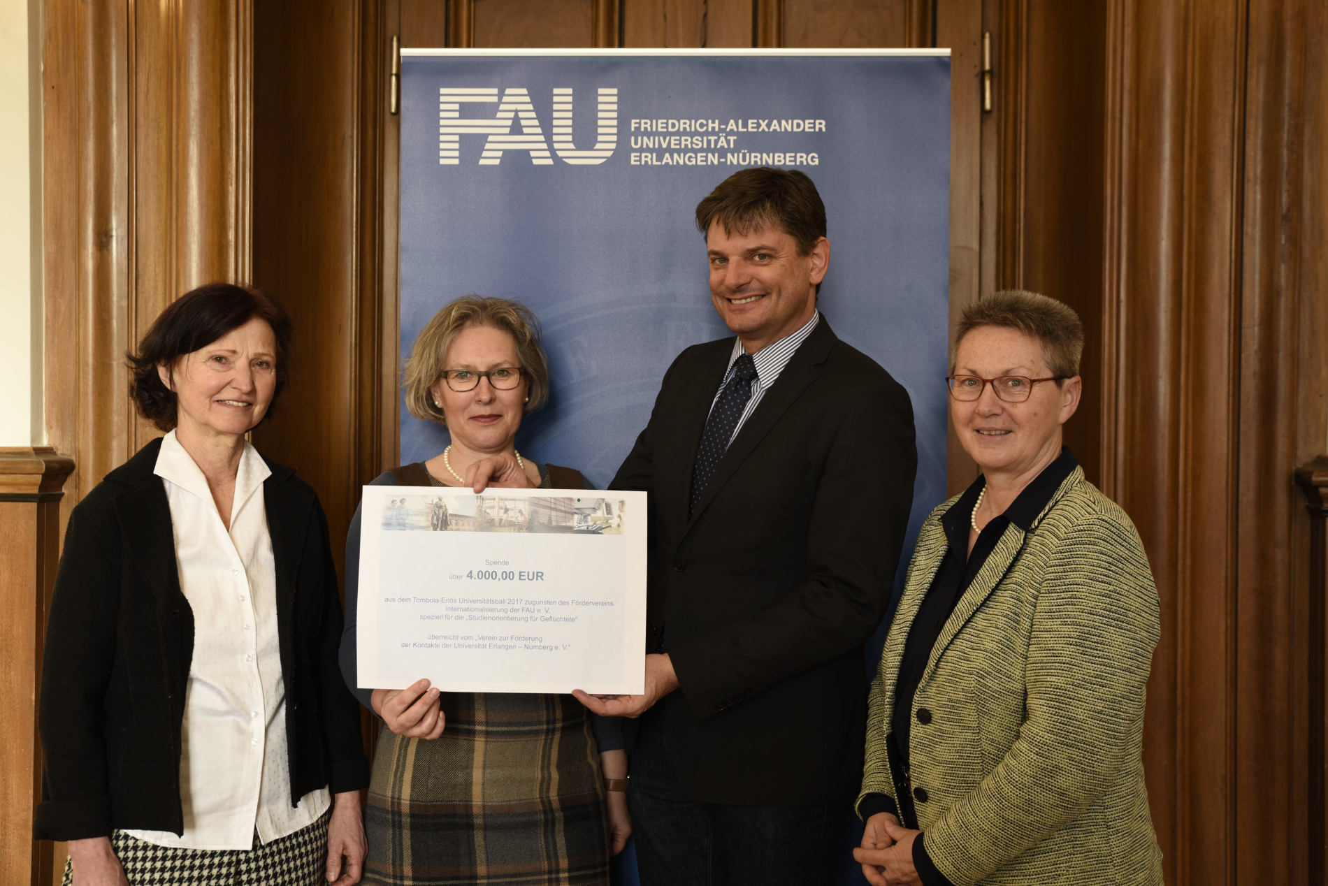 Präsident und Vertreter des FAU-Fördervereins bei der Scheckübergabe