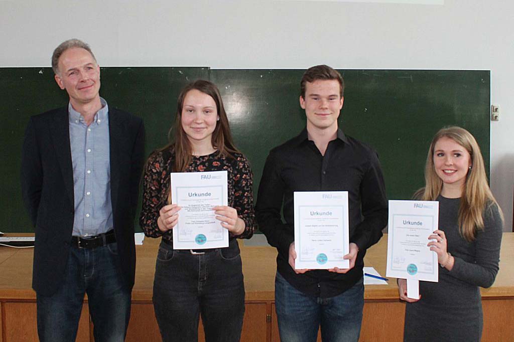 Prof. Dreyer mit den Prämierten des Schülerkontaktstudiums 2017