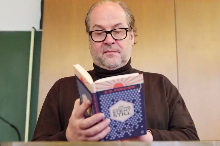 Videostill Dr. Bernd Flessner mit Buch