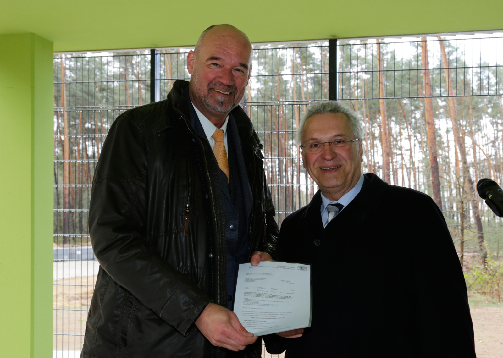 Übergabe des Förderbescheids über 1,5 Mio. Euro durch Staatsminister Joachim Herrmann an Mathias M. Meyer, kommissarischer Geschäftsführer des Studentenwerks
