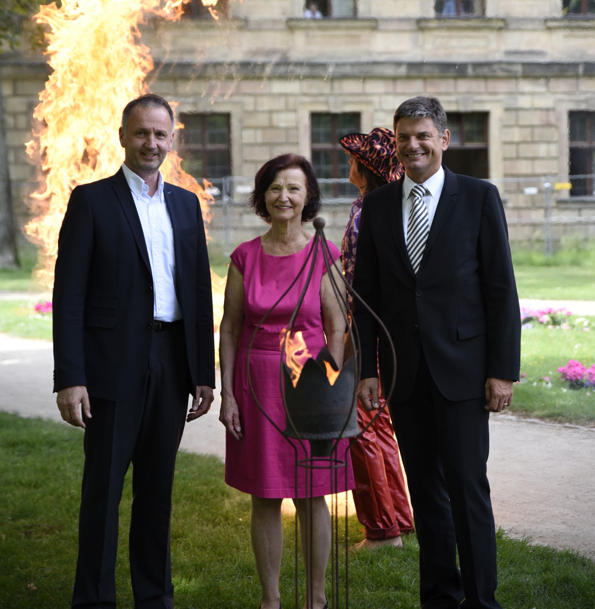 Feuer und Flamme fürs Schlossgartenfest: Gastronom Norbert Nägel, Fest-Organisatorin Ursula Ertl und FAU-Präsident Prof. Dr. Joachim Hornegger (v.l.) (Foto: FAU/Susanne Langer)
