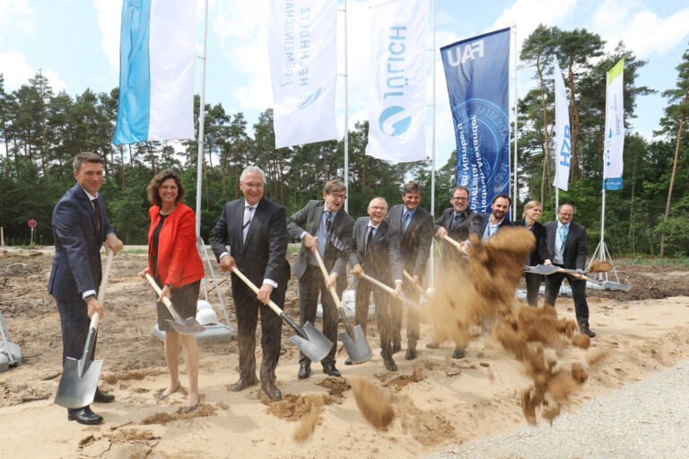 Spatenstich für das neue Helmholtz-Institut zur Erforschung erneuerbarer Energien