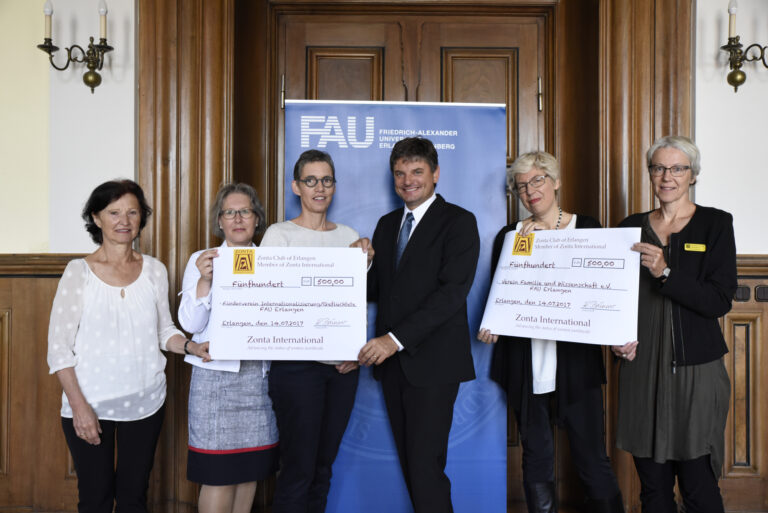 Spendenerlös aus Schlossgartenfest übergeben