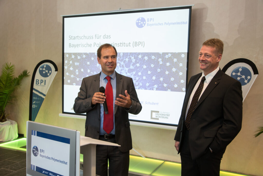 Prof. Dr. Dietmar Drummer vom Lehrstuhl für Kunststofftechnik (LKT) und Prof. Dr. Dirk W. Schubert vom Lehrstuhl für Werkstoffwissenschaften