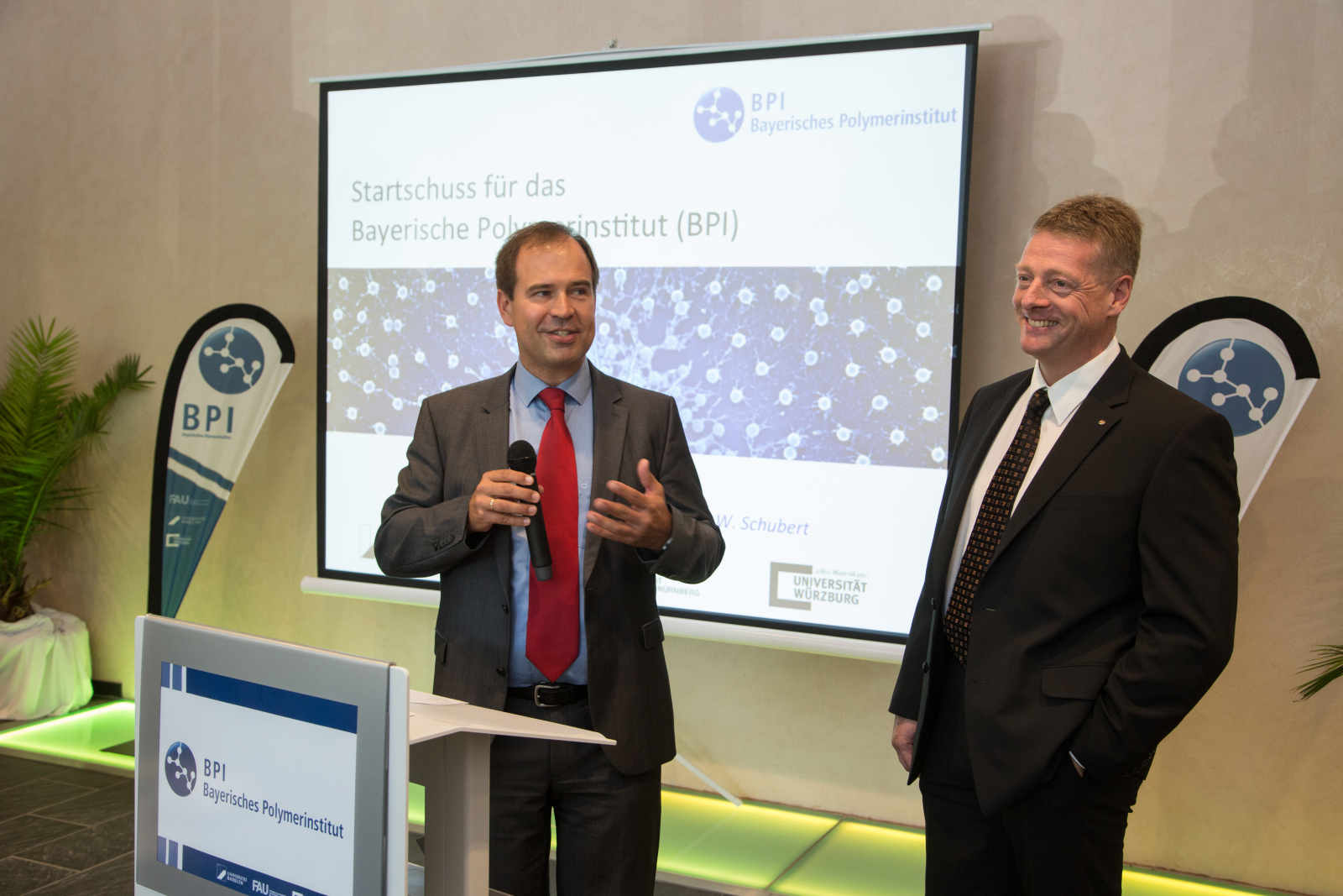 Prof. Dr. Dietmar Drummer vom Lehrstuhl für Kunststofftechnik (LKT) und Prof. Dr. Dirk W. Schubert vom Lehrstuhl für Werkstoffwissenschaften