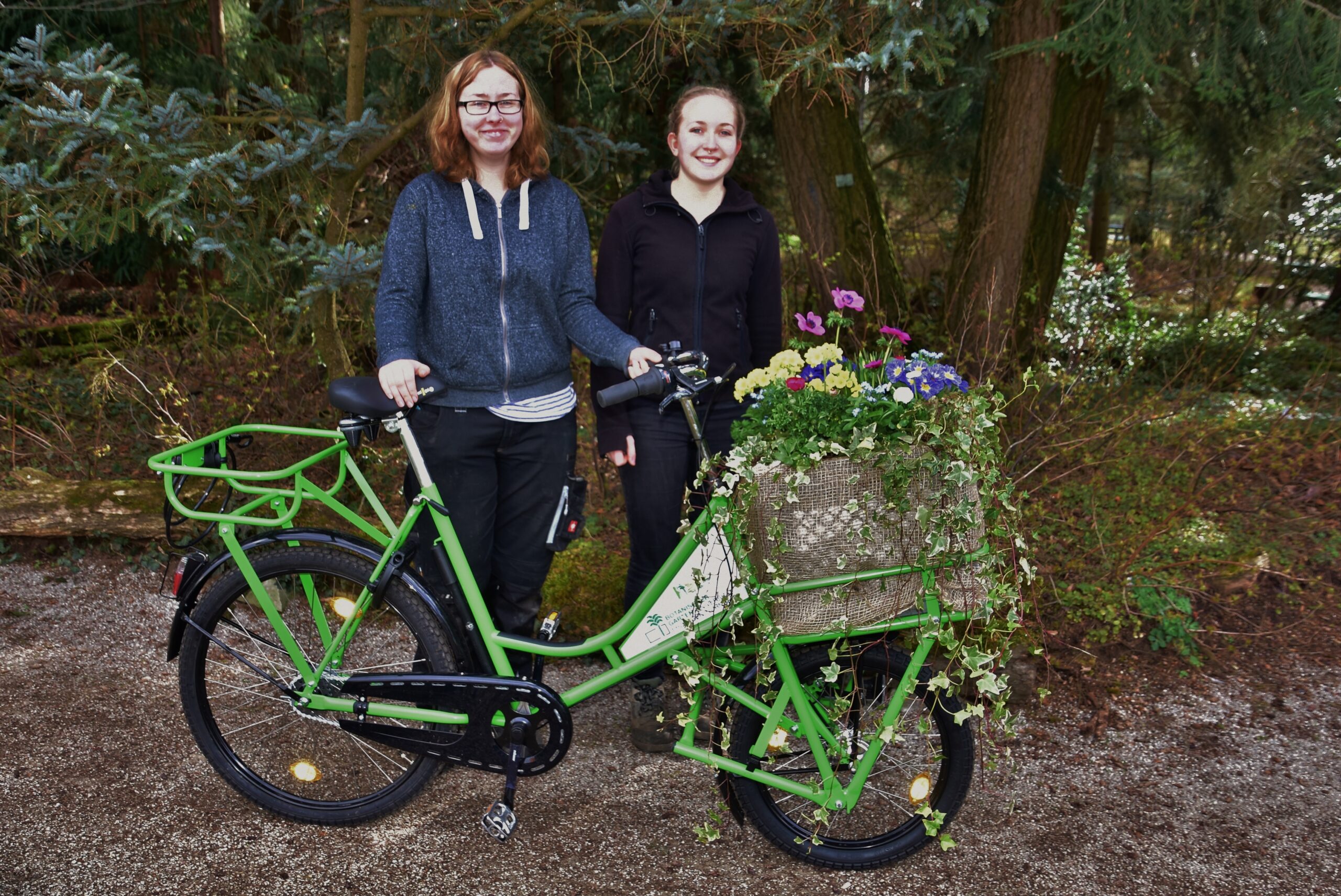 Zwei Frauen mit einem grünen Fahrrad