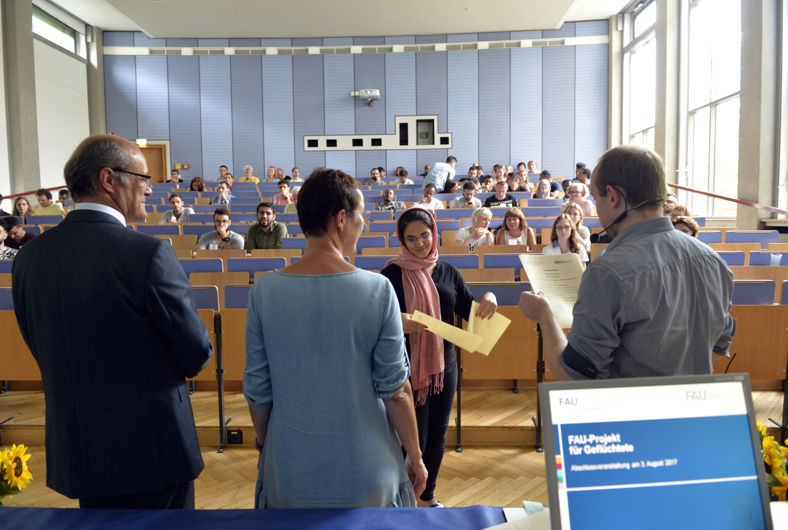 bergabe der Absschlussbescheinigungen für die Teilnehmer am FAU-Programm "Studienorientierzung für Geflüchtete"