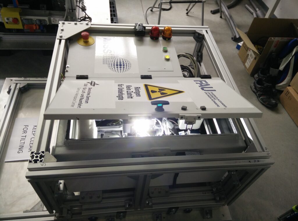 Der Röntgentomograf mit seinen verschiedenen Kabinen