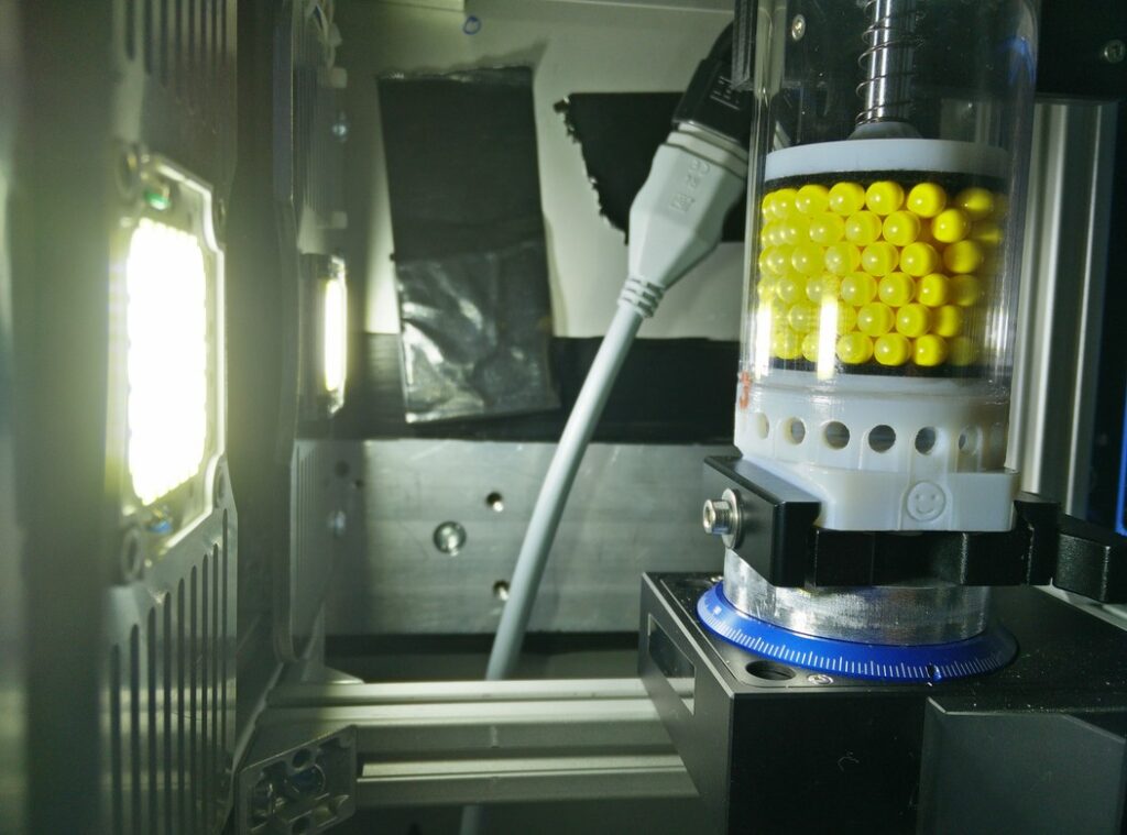 Ein Blick ins Innere der Röntgenkabine mit dem Versuchsaufbau