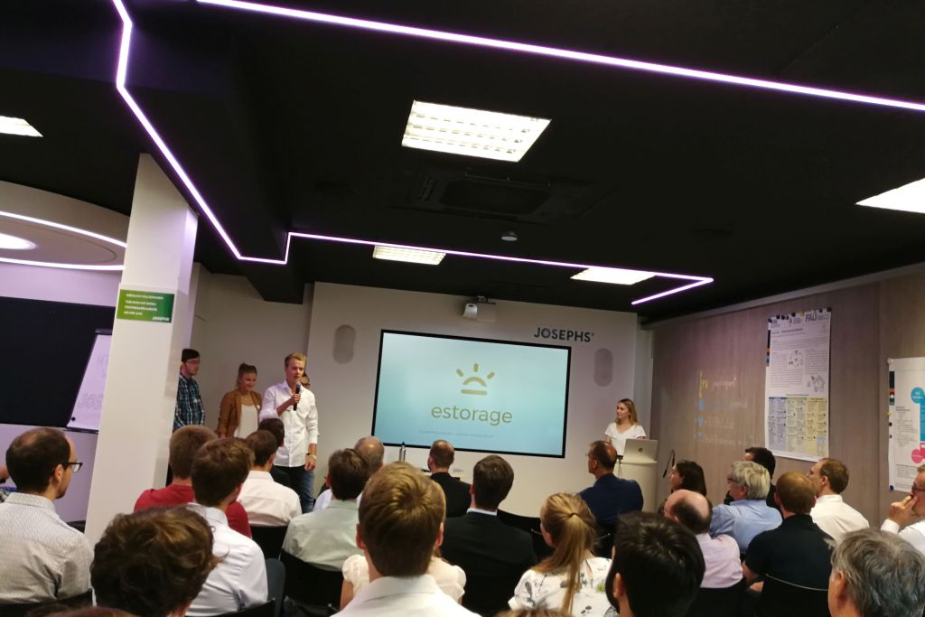 Die FAU-Studierenden Angelique, Mareike, David, Frederic und Niklas stellen ihr Geschäftsmodell 